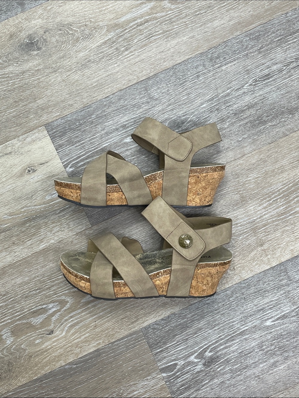 Pierre Dumas Women's Taupe Crisscross Wedge Sandals Gold Metallic Footbed Size 9